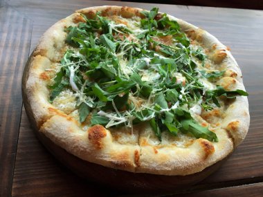 Kalın hamurlu pizza