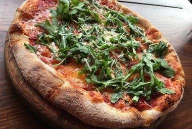 Kalın hamurlu pizza