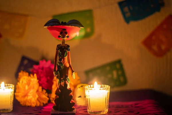 Catrina en un vestido naranja con luz suave — Foto de Stock