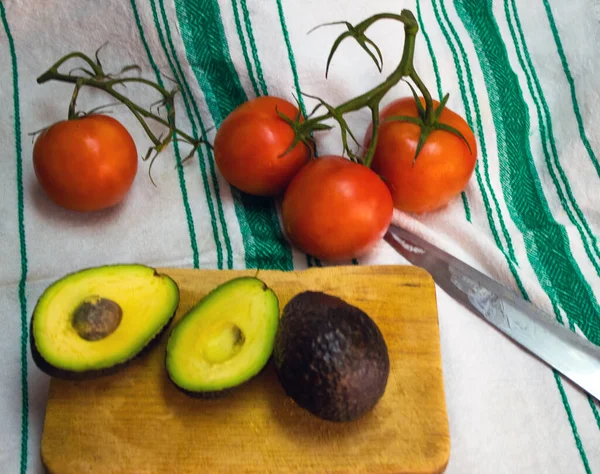 Aufgeschnittene Avocados Auf Einem Holztisch Bereit Für Eine Mahlzeit — Stockfoto