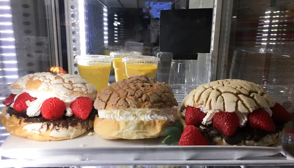 Tatlı olarak çilekli concha ekmekli börek.