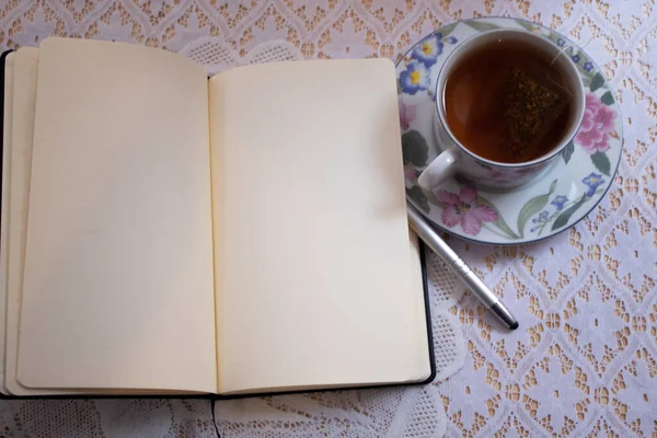 Teetasse Und Tischdecke Aus Spitze — Stockfoto