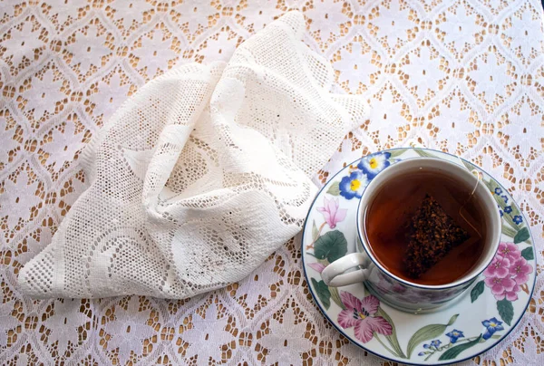 Teetasse Und Tischdecke Aus Spitze — Stockfoto