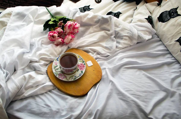 Tee Bett Bereit Zur Entspannung Ein Paar Pfingstrosen Rücken — Stockfoto