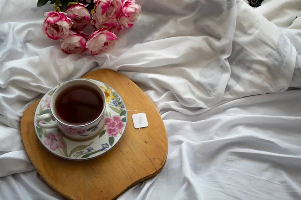Chá Cama Pronto Para Relaxar Algumas Peônias Parte Trás — Fotografia de Stock