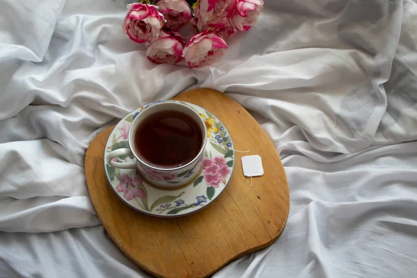 Chá Cama Pronto Para Relaxar Algumas Peônias Parte Trás — Fotografia de Stock