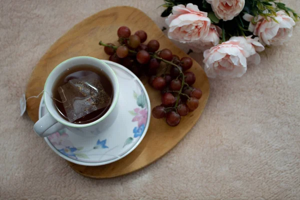Filiżanka Herbaty Kwiatowej Somo Winogrona Piwonie Gotowe Relaksu — Zdjęcie stockowe