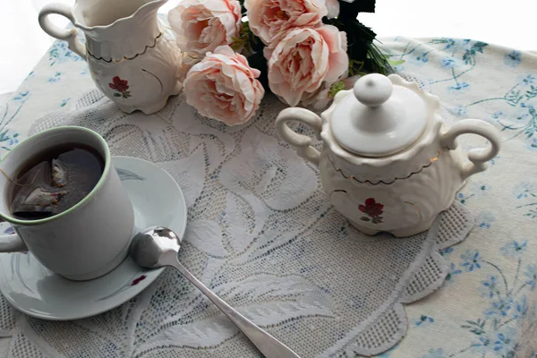 Tasse Tee Und Tee Setzen Ein Paar Blumen — Stockfoto