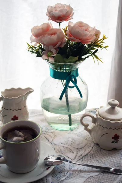 Tasse Tee Und Tee Setzen Ein Paar Blumen — Stockfoto