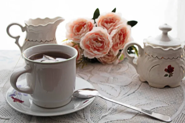 Tasse Tee Und Tee Setzen Ein Paar Blumen — Stockfoto