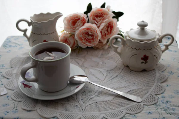 Tasse Tee Und Tee Setzen Ein Paar Blumen — Stockfoto