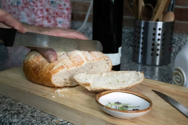 Corte Mano Trozos Una Barra Pan Para Preparar Una Comida — Foto de Stock