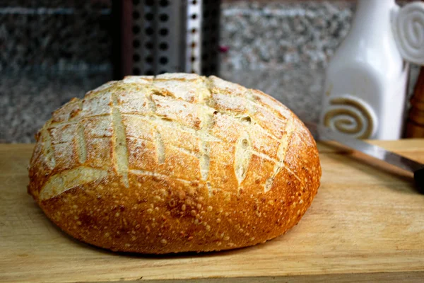 Mutfaktaki kesim tahtasının yemek hazırlığı için yuvarlak ekmek.