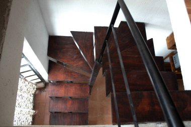 Karanlık Orman merdivenleri boş bir dairede, küçük adımlar