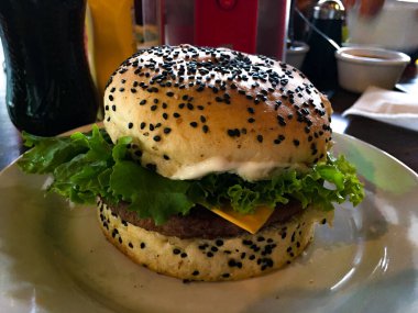 Hamburger hazır. Özel çörek ve sebze.