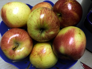 Taze kırmızı elmalar, tatlı için hazır.