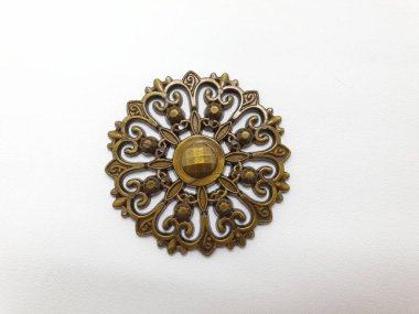 Beyaz İzole Arka Planda Güzel Sanatsal Vintage Retro Antikİk İkonik Altın Amblem Aksesuarları Takı - Resim 