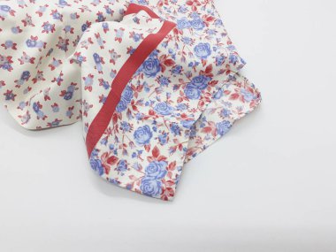 Beyaz İzole Arka Planda Sanatsal Süs Desenli Güzel Renkli Konfeksiyon Kumaş Tekstili - Resim 