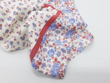 Beyaz İzole Arka Planda Sanatsal Süs Desenli Güzel Renkli Konfeksiyon Kumaş Tekstili - Resim 