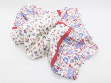 Beyaz İzole Arka Planda Sanatsal Süs Desenli Güzel Renkli Konfeksiyon Kumaş Tekstili - Resim 