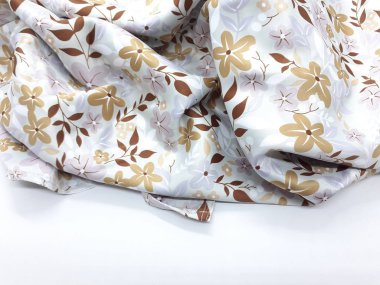 Beyaz İzole Arka Planda Sanatsal Süs Desenli Güzel Renkli Konfeksiyon Kumaş Tekstili - Resim 