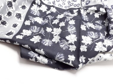 Beyaz İzole Arka Planda Sanatsal Süs Desenli Güzel Renkli Konfeksiyon Kumaş Tekstili - Resim 