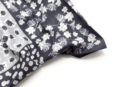 Beyaz İzole Arka Planda Sanatsal Süs Desenli Güzel Renkli Konfeksiyon Kumaş Tekstili - Resim 