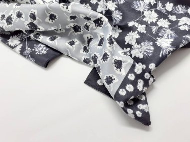 Beyaz İzole Arka Planda Sanatsal Süs Desenli Güzel Renkli Konfeksiyon Kumaş Tekstili - Resim 