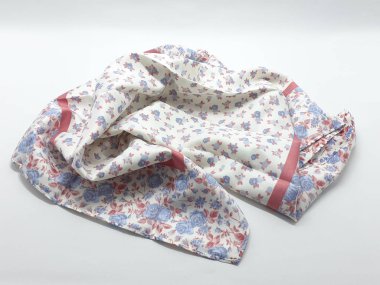 Beyaz İzole Arka Planda Sanatsal Süs Desenli Güzel Renkli Konfeksiyon Kumaş Tekstili - Resim 