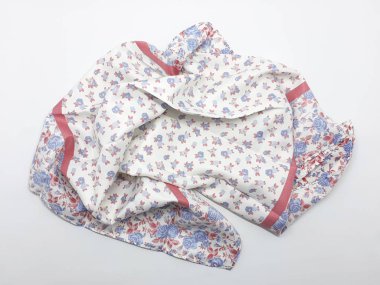 Beyaz İzole Arka Planda Sanatsal Süs Desenli Güzel Renkli Konfeksiyon Kumaş Tekstili - Resim 