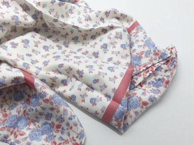 Beyaz İzole Arka Planda Sanatsal Süs Desenli Güzel Renkli Konfeksiyon Kumaş Tekstili - Resim 