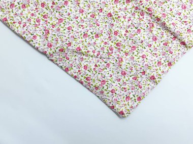 Beyaz İzole Arka Planda Sanatsal Süs Desenli Güzel Renkli Konfeksiyon Kumaş Tekstili - Resim 