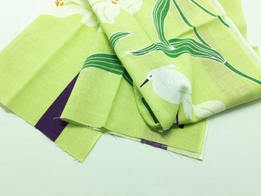 Beyaz İzole Arka Planda Sanatsal Süs Desenli Güzel Renkli Konfeksiyon Kumaş Tekstili - Resim 