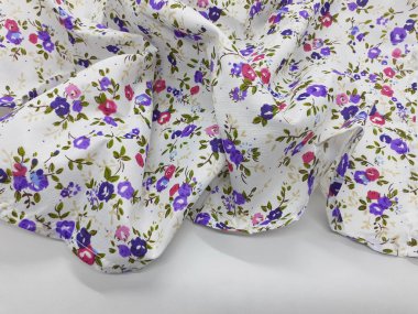 Beyaz İzole Arka Planda Sanatsal Çiçek Süslemeleri Desenli Güzel Beyaz Ve Mor Konfeksiyon Kumaşı - Resim 