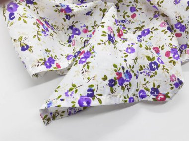 Beyaz İzole Arka Planda Sanatsal Çiçek Süslemeleri Desenli Güzel Beyaz Ve Mor Konfeksiyon Kumaşı - Resim 