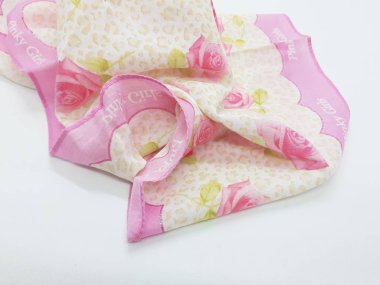 Beyaz İzole Arka Planda Sanatsal Çiçek Süslemeleri Desenli Güzel Pembe Renkli Konfeksiyon Kumaşı - Resim 