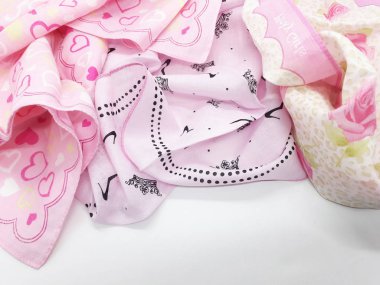 Beyaz İzole Arka Planda Sanatsal Çiçek Süslemeleri Desenli Güzel Pembe Renkli Konfeksiyon Kumaşı - Resim 