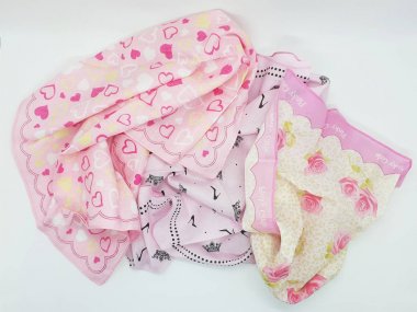 Beyaz İzole Arka Planda Sanatsal Çiçek Süslemeleri Desenli Güzel Pembe Renkli Konfeksiyon Kumaşı - Resim 