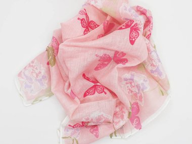 Beyaz İzole Arka Planda Sanatsal Çiçek Süslemeleri Desenli Güzel Pembe Renkli Konfeksiyon Kumaşı - Resim 