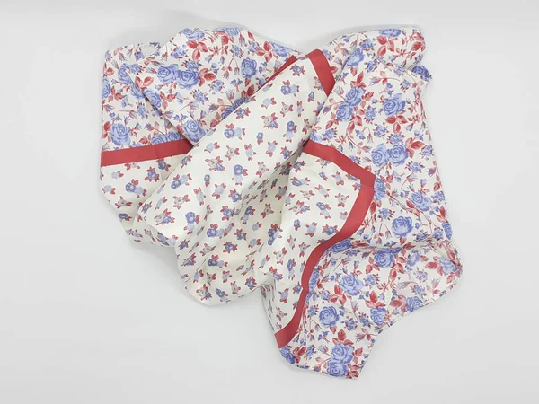 Beyaz İzole Arka Planda Sanatsal Süs Desenli Güzel Renkli Konfeksiyon Kumaş Tekstili - Resim 