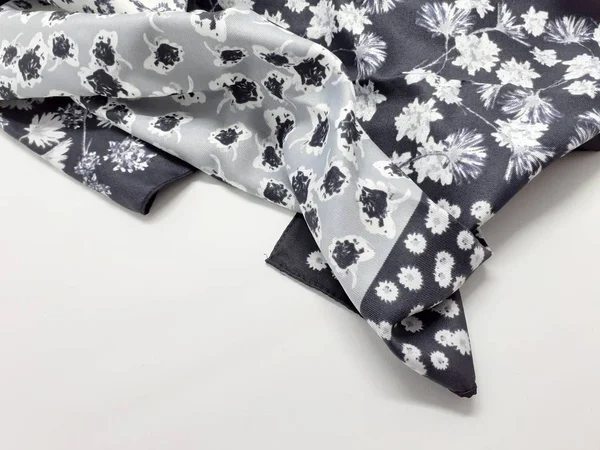 Beyaz İzole Arka Planda Sanatsal Süs Desenli Güzel Renkli Konfeksiyon Kumaş Tekstili - Resim 