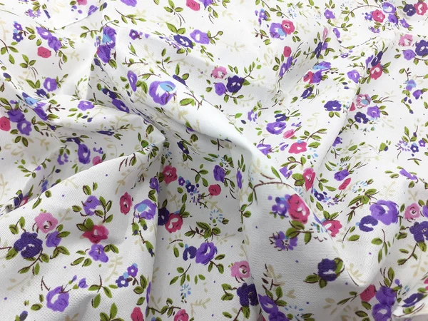 Piękna Fioletowa Kolorowa Tkanina Odzieżowa Artystycznym Ornamentem Kwiatowym Wzór Białym — Zdjęcie stockowe