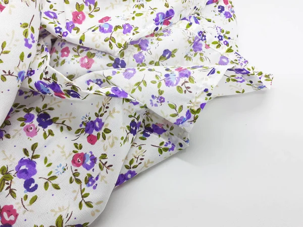 Beyaz İzole Arka Planda Sanatsal Çiçek Süslemeleri Desenli Güzel Mor Renkli Konfeksiyon Kumaşı - Resim 
