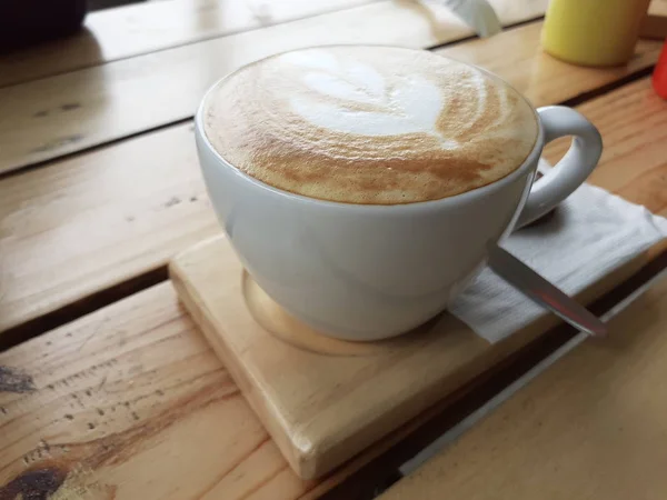 咖啡厅木桌上的早餐咖啡 — 图库照片