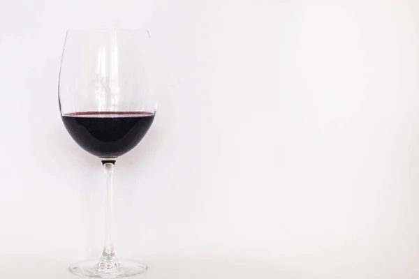 Copa de vino tinto con fondo blanco —  Fotos de Stock