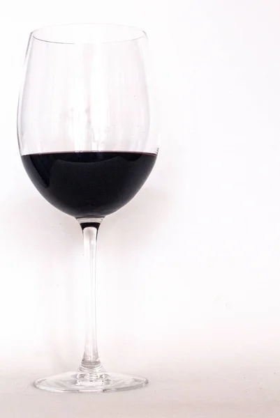 Sklenici červeného vína s bílým pozadím — Stock fotografie