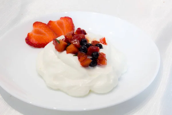 Pawlova con fresas y arándanos de postre — Foto de Stock