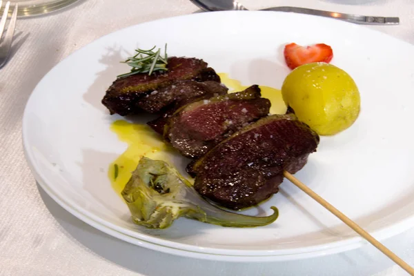 ana yemek için patates ve enginar ile ördek magret şiş