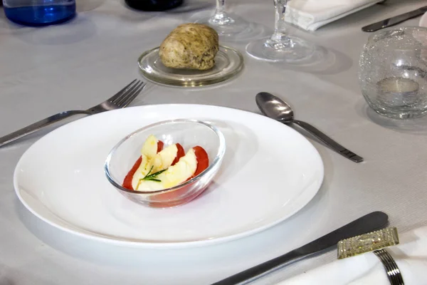 meze için biberiye oill kokulu mozzarella ile domates