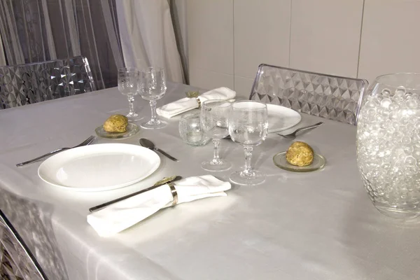 romantik bir akşam yemeği için hazırlanan zarif masa